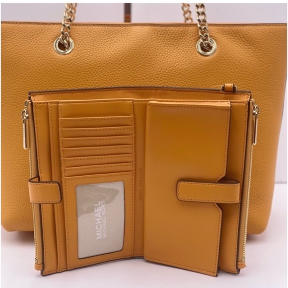 Michael Kors Medium
Tote Bag
Leather and DoubleZip
Wallet Set HONEYCOMB - Picture 9 of 14